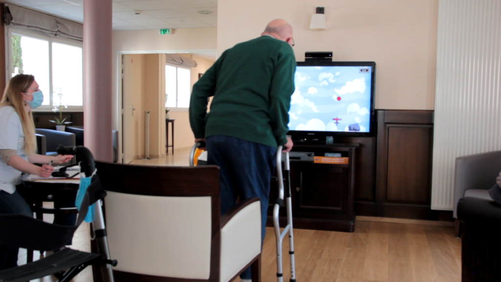 Un résident de l'EHPAD Valmy en train de jouer à un jeu vidéo grâce à l'inclinaison du rachis